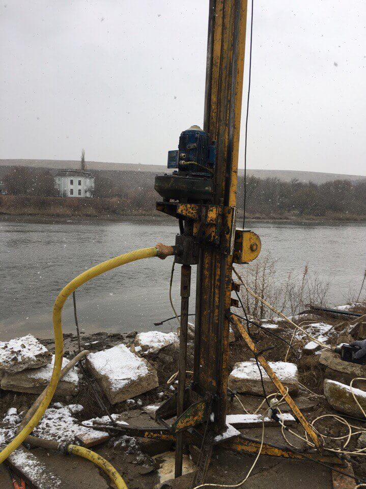 Бурение скважины на воду — буровая установка на участке