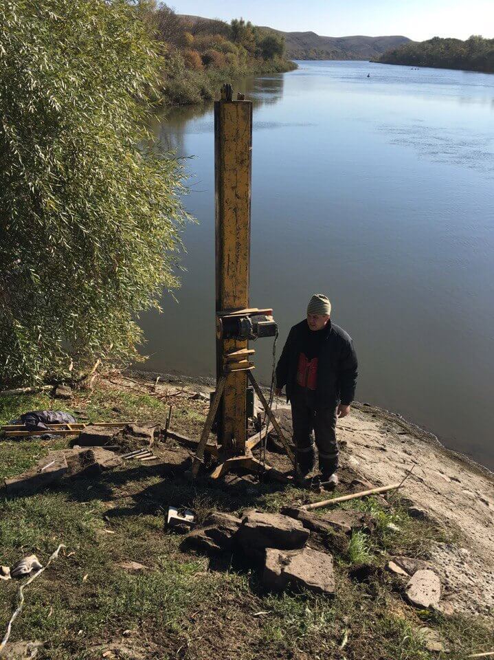 Буровая установка у производственного здания